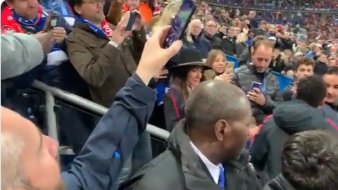 Neymar le propinó un puñetazo en el rostro a un aficionado