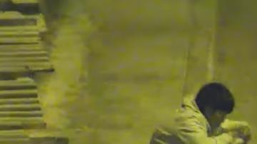 Un niño estudia a la luz de una farola.