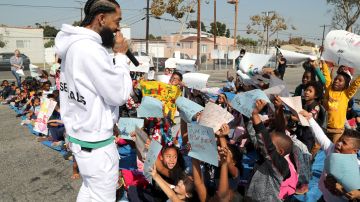 Nipsey Hussle habla a los niños en el Evento de Rehabilitación de la Cancha de Baloncesto de Nipsey Hussle x PUMA Hoops el 22 de octubre de 2018 en Los Ángeles, California.