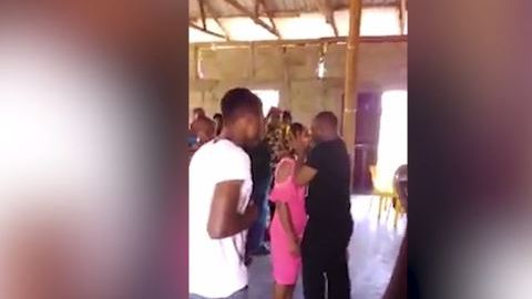 La chica se notaba incómoda ante lo hecho por el pastor.