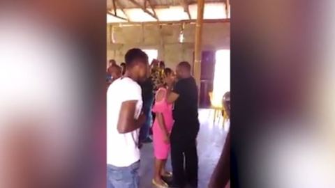 La chica se notaba incómoda ante lo hecho por el pastor.