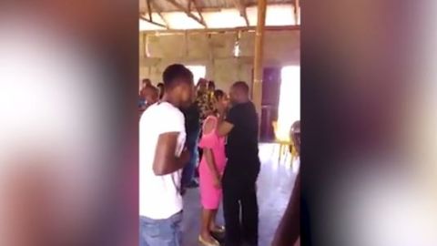 La chica se notaba incómoda ante lo hecho por el pastor.