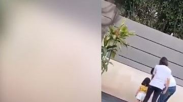 Con toda alevosía, la mujer golpea a su hija.