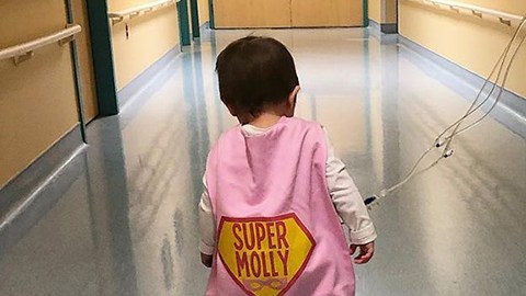 La pequeña Molly en los pasillos del hospital.