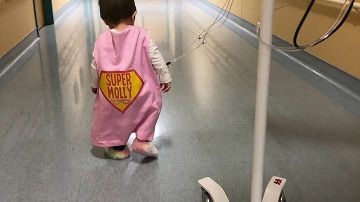 La pequeña Molly en los pasillos del hospital.