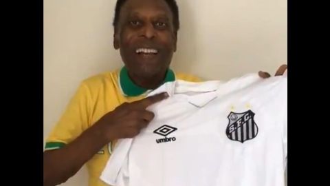 El gran Pelé celebra los 55 años de la triple corona del Santos.