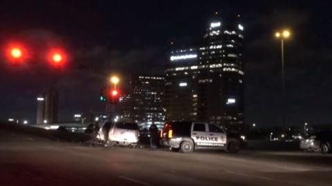 En los informes a la policía se indicó que los sospechosos huyeron en una camioneta SUV Cadillac Escalade.