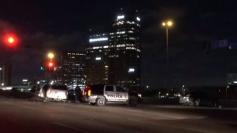 En los informes a la policía se indicó que los sospechosos huyeron en una camioneta SUV Cadillac Escalade.