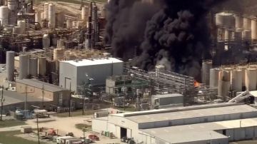 La planta química KMCO ubicada a unos 45 minutos de Houston tiene varias violaciones en contra del medioambiente y enfrenta demandas.