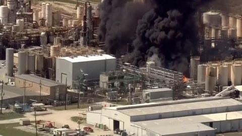 La planta química KMCO ubicada a unos 45 minutos de Houston tiene varias violaciones en contra del medioambiente y enfrenta demandas.