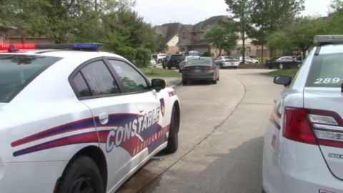 Descubren dos cuerpos en una residencia de Spring, Texas.