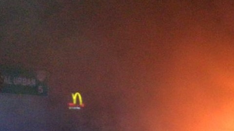 Atacan negocio de arrendamiento de autos en Cancún.