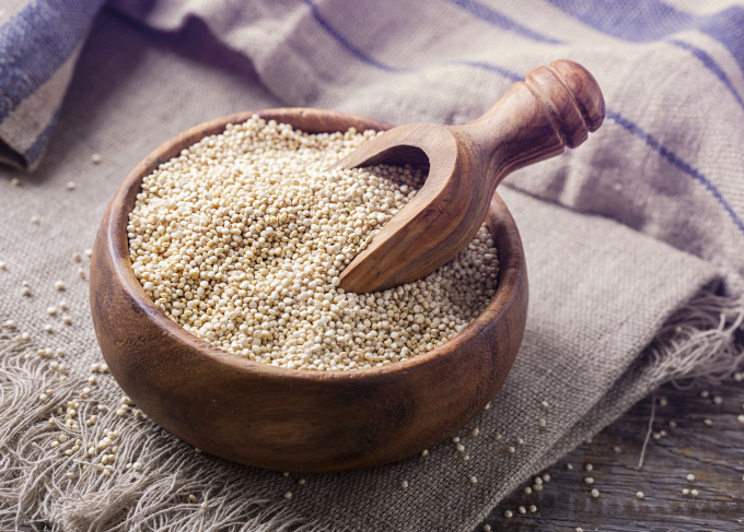 La quinoa es un alimento que contiene 10 aminoácidos esenciales que son muy importantes para el hombre.