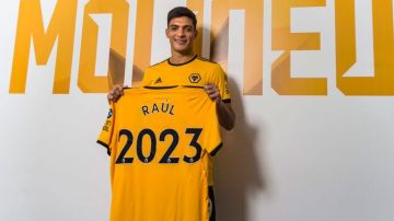Raúl Jiménez firmó un contrato por cuatro años con el Wolverhampton Wanderers