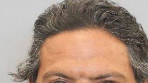 Las autoridades informaron que Marcus Cruz Ramírez, de 49 años, enfrenta cargos de robo.