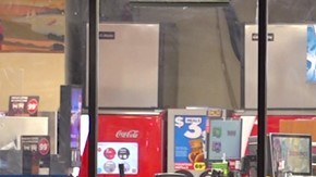 Se recuperaron pistolas, los sospechosos se escaparon con dinero y cajas de cigarros.