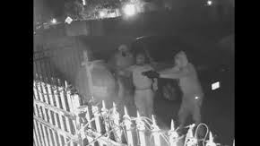 Video muestra un robo violento en el noreste de Houston.