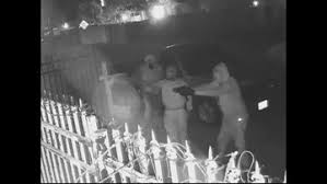 Video muestra un robo violento en el noreste de Houston.