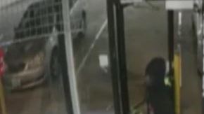La policía de Houston compartió fotos y video de los sospechosos.