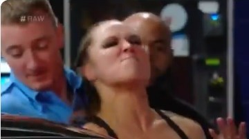 Ronda Rousey fue la protagonista de un escandaloso show de la WWE