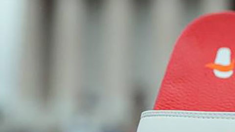 Un gran éxito fueron estas sandalias que mostraban las contradicciones del presidente.