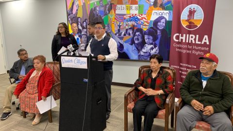 La Coalición por los Derechos de los Inmigrantes (CHIRLA), lanzó una campaña para que los adultos mayores se hagan ciudadanos antes de que Trump se las ponga más difícil. (Araceli Martínez/La Opinión).
