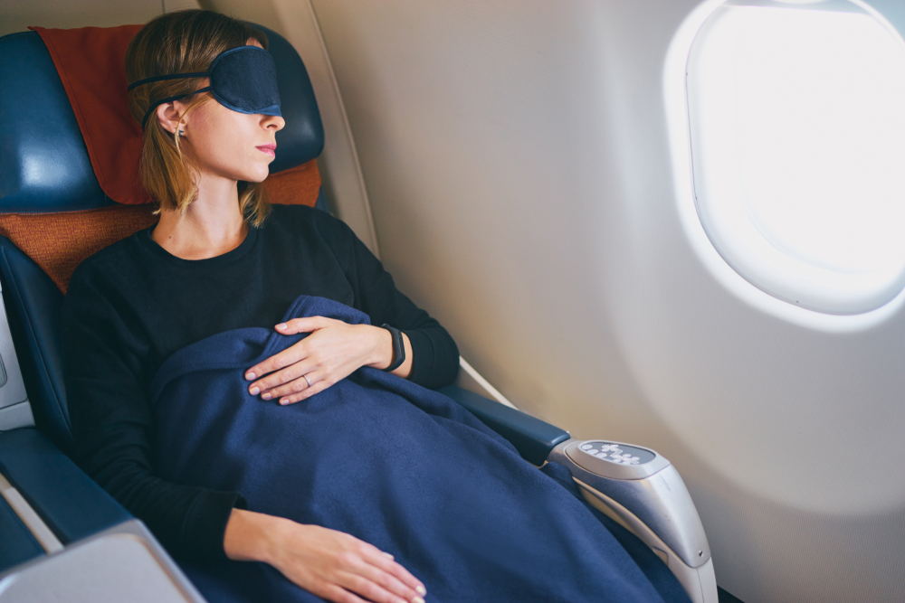 Los 9 productos que no te pueden faltar cuando tienes viajes largos en avión  - La Opinión