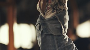 escuchar música en el celular con auriculares