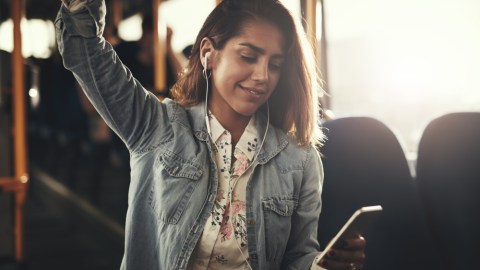 escuchar música en el celular con auriculares