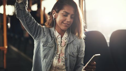 escuchar música en el celular con auriculares