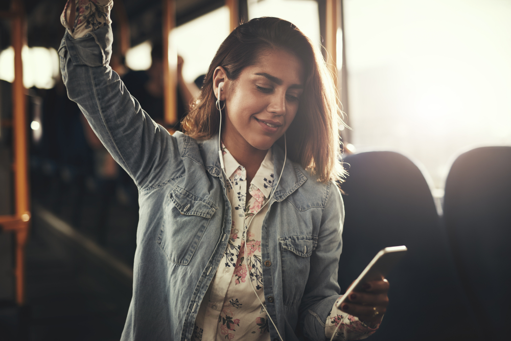 escuchar música en el celular con auriculares