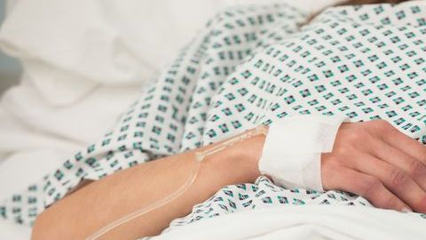 La mujer sufrió una grave lesión cerebral.