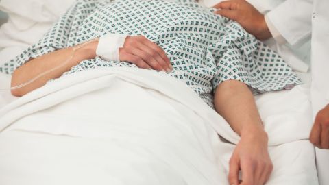 La mujer sufrió una grave lesión cerebral.