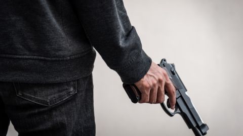 En el forcejeo, el arma se disparó de forma accidental.