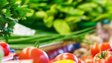 Compra alimentos naturales, que no vengan empacados. Ayudarás a reducir basura y ganarás calidad.