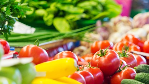 Compra alimentos naturales, que no vengan empacados. Ayudarás a reducir basura y ganarás calidad.