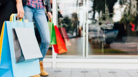 Existe un gran número de féminas que quieren compensar su estado anímico con las compras.