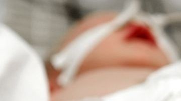 El bebé murió en el hospital.