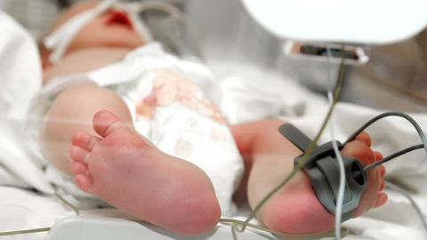 El bebé murió en el hospital.