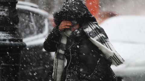 Los meteorólogos prevén que la tormenta deje nevadas y fuertes vientos.