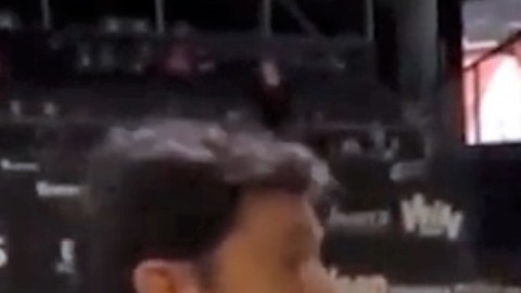 La tenista española Sara Sorribes recibe un llamado de atención de su entrenador.