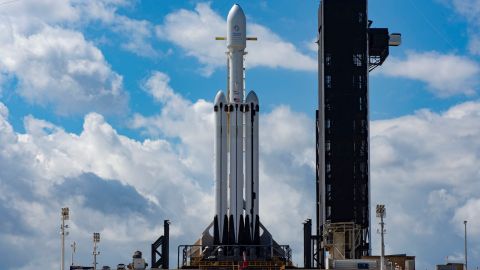 Falcon Heavy y Arabsat-6A están verticales en el Complejo de lanzamiento 39A.