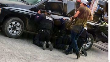 Policías fueron secuestrados y golpeados.