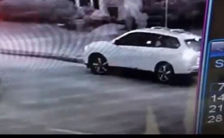 Los sospechosos se dieron a la fuga en una camioneta SUV.