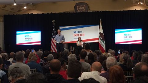 Tom Steyer participa en un mitin en Glendale, Los Ángeles.