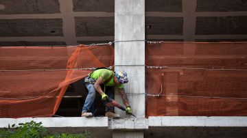 Un obrero de la construcción trabaja en un nuevo edificio residencial. Según el reporte 275 personas murieron a diario por condiciones peligrosas que fueron prevenibles.