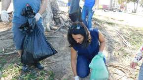 Tulsi limpia áreas del parque MacArthur el domingo 14 de abril. (Justice Gazette)
