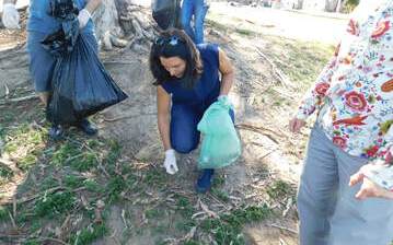 Tulsi limpia áreas del parque MacArthur el domingo 14 de abril. (Justice Gazette)