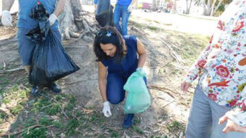 Tulsi limpia áreas del parque MacArthur el domingo 14 de abril. (Justice Gazette)