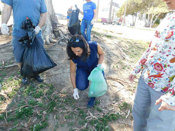 Tulsi limpia áreas del parque MacArthur el domingo 14 de abril. (Justice Gazette)